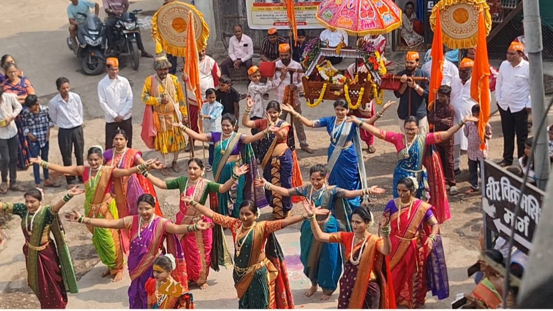 पारंपरिक वेशभूषेतील महिलांचे नृत्य... भव्य पालखी मिरवणूक... 'काष्टी' साडीचा उत्साह... येवल्यातील या कार्यक्रमाची सर्वत्र चर्चा...