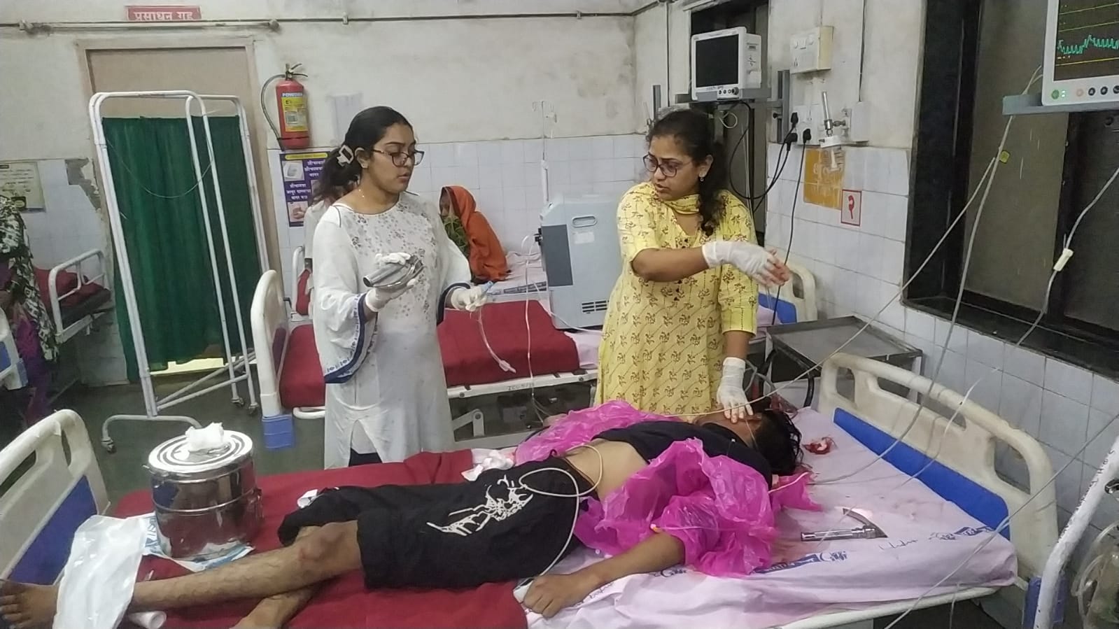 त्र्यंबकेश्वरमध्ये सोसाट्याच्या वाऱ्यासह वादळी पाऊस...   घराचे पत्रे उडून ३ जखमी...