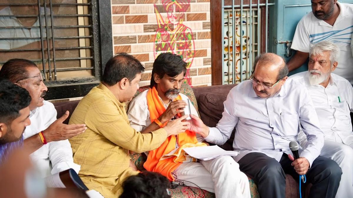 मुंबईकडे कूच केलेल्या मनोज जरांगे यांचा मोठा निर्णय...  आता इथून पुढे...