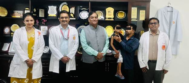 भटक्या कुत्र्याने हल्ला केला...  भावाला वाचवताना चिमुरडीच्या मानेला गंभीर जखमा...  श्वसनमार्ग आणि आवाज असा झाला पूर्ववत...