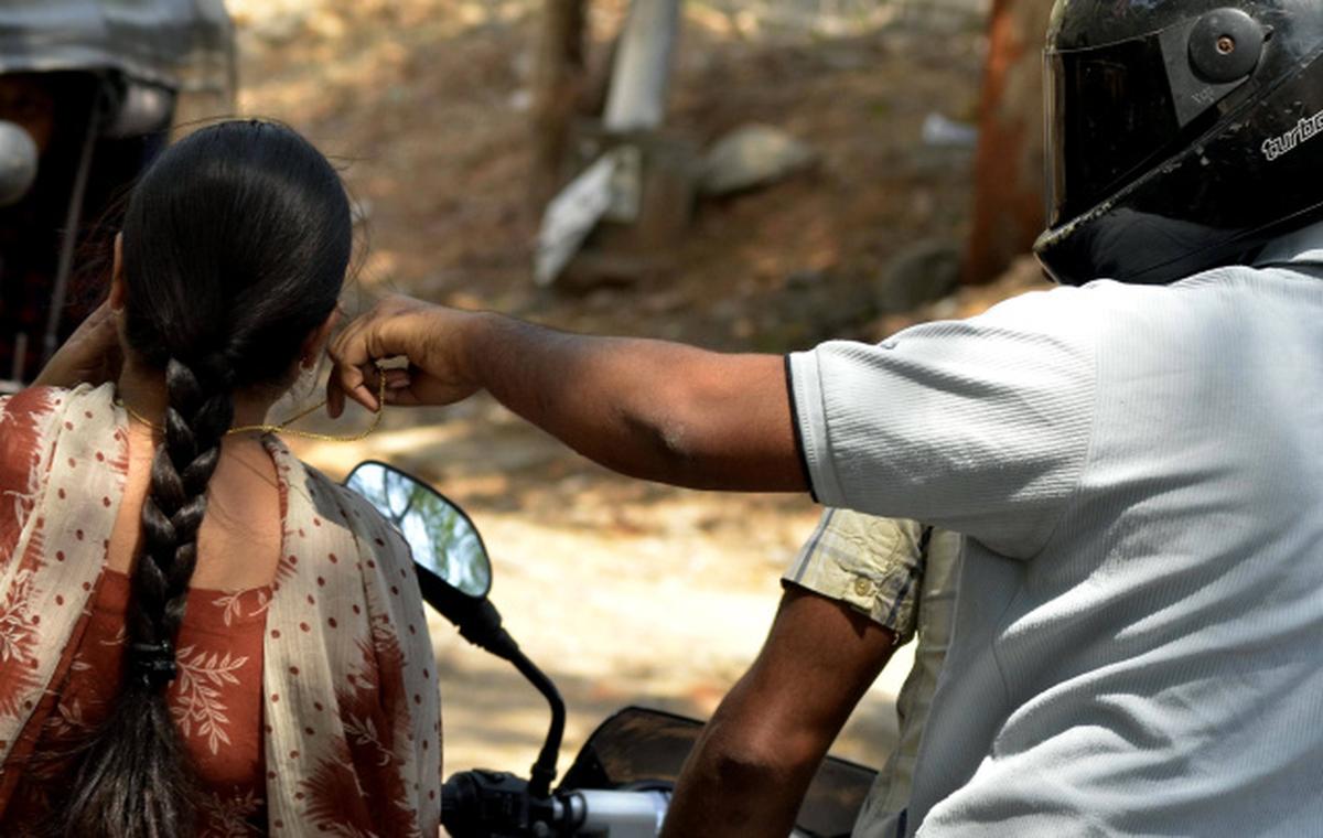 नाशिकमध्ये चोरांचा सुळसुळाट...   चार वेगवेगळ्या घटनांत लाखोंचे दागिने अन् ऐवज लंपास...