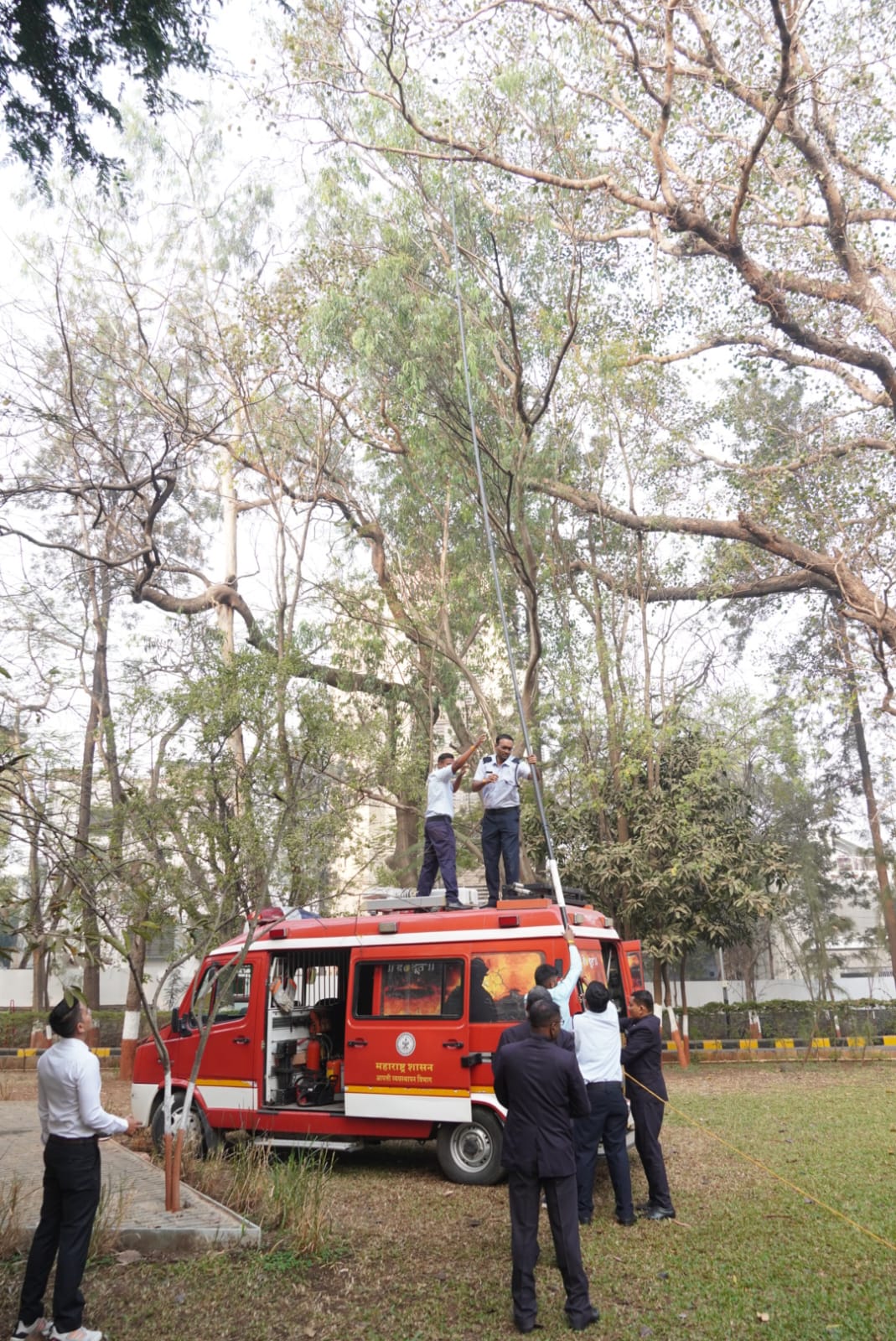 जिल्हाधिकारी आयुष प्रसाद यांच्या सतर्कतेमुळे वाचले प्राण... 