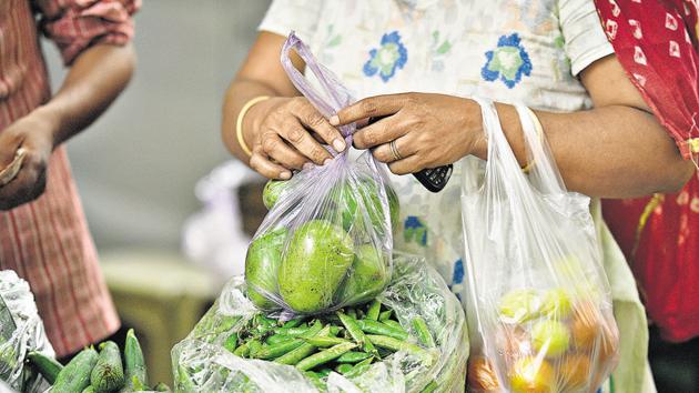 धक्कादायक...  रस्त्यावर मिळणाऱ्या प्लास्टिक पिशव्या अनधिकृत?  काय आहे हा 'महाघोटाळा'...