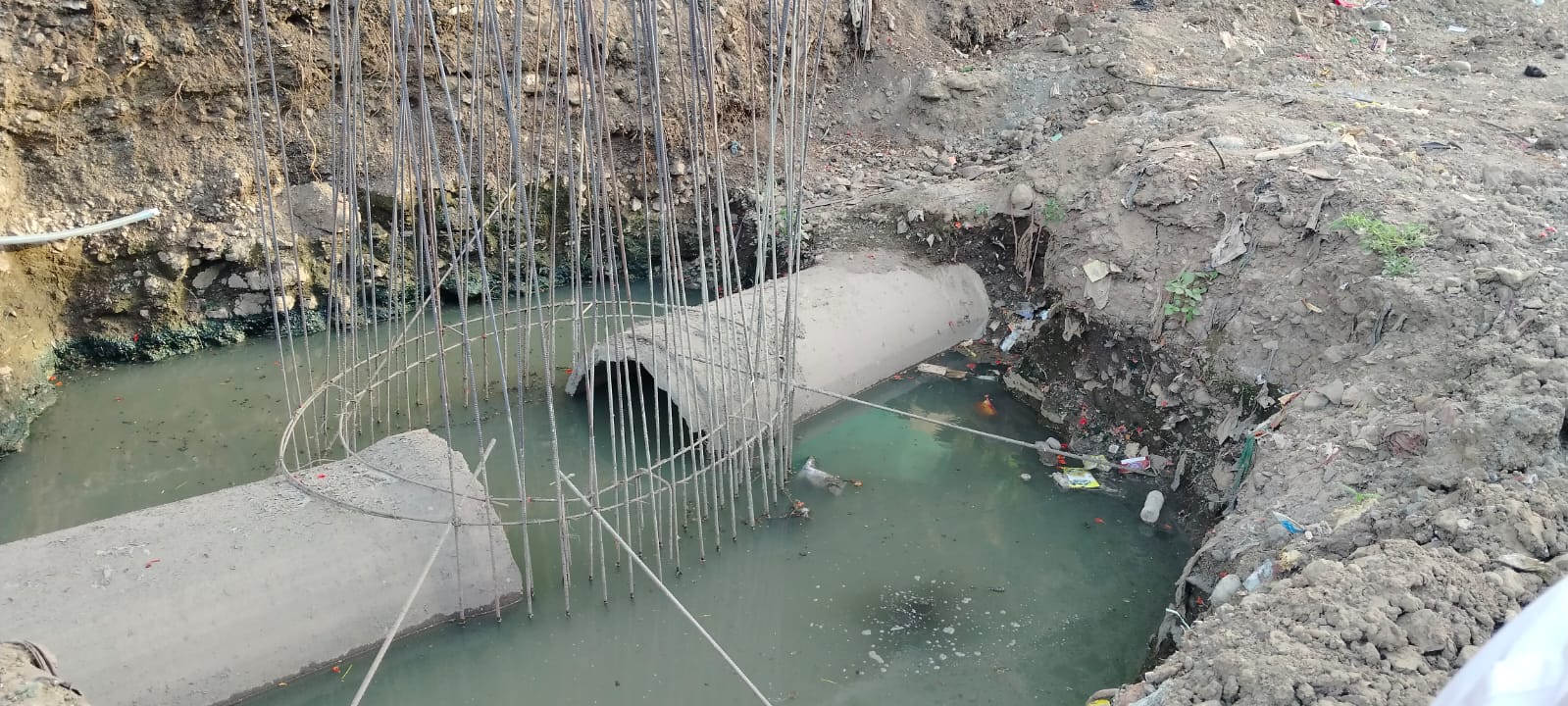अरे हे चाललंय काय...  नंदिनी नदीपात्रातचा सांडपाणी वाहिनी...   मनपाचा कारभार वादाच्या भोवऱ्यात...