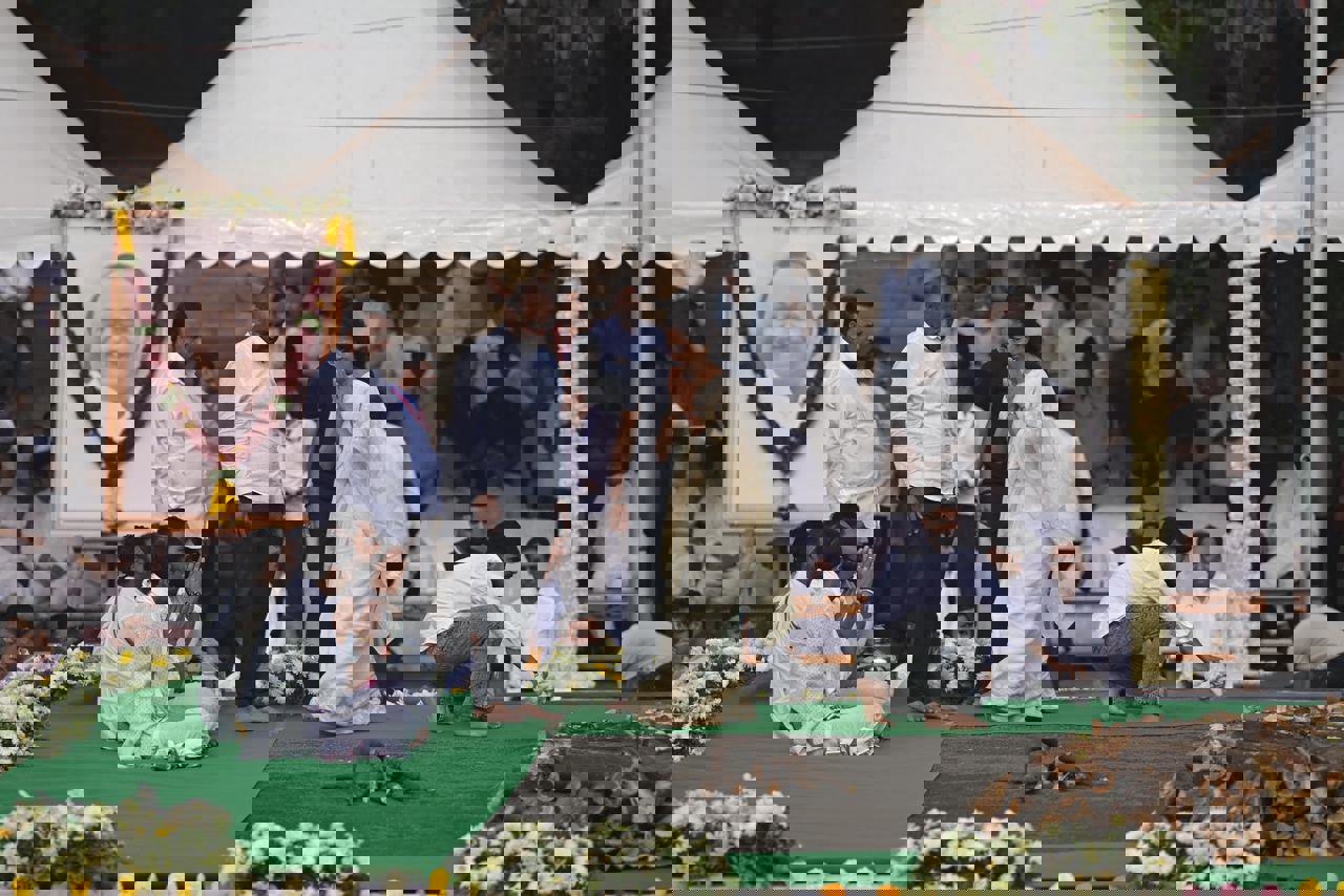 दुःखाचा डोंगर सोसतानाही कर्तव्याचे भान... सुप्रिया सुळे यांच्यातील धैर्याचे दर्शन...