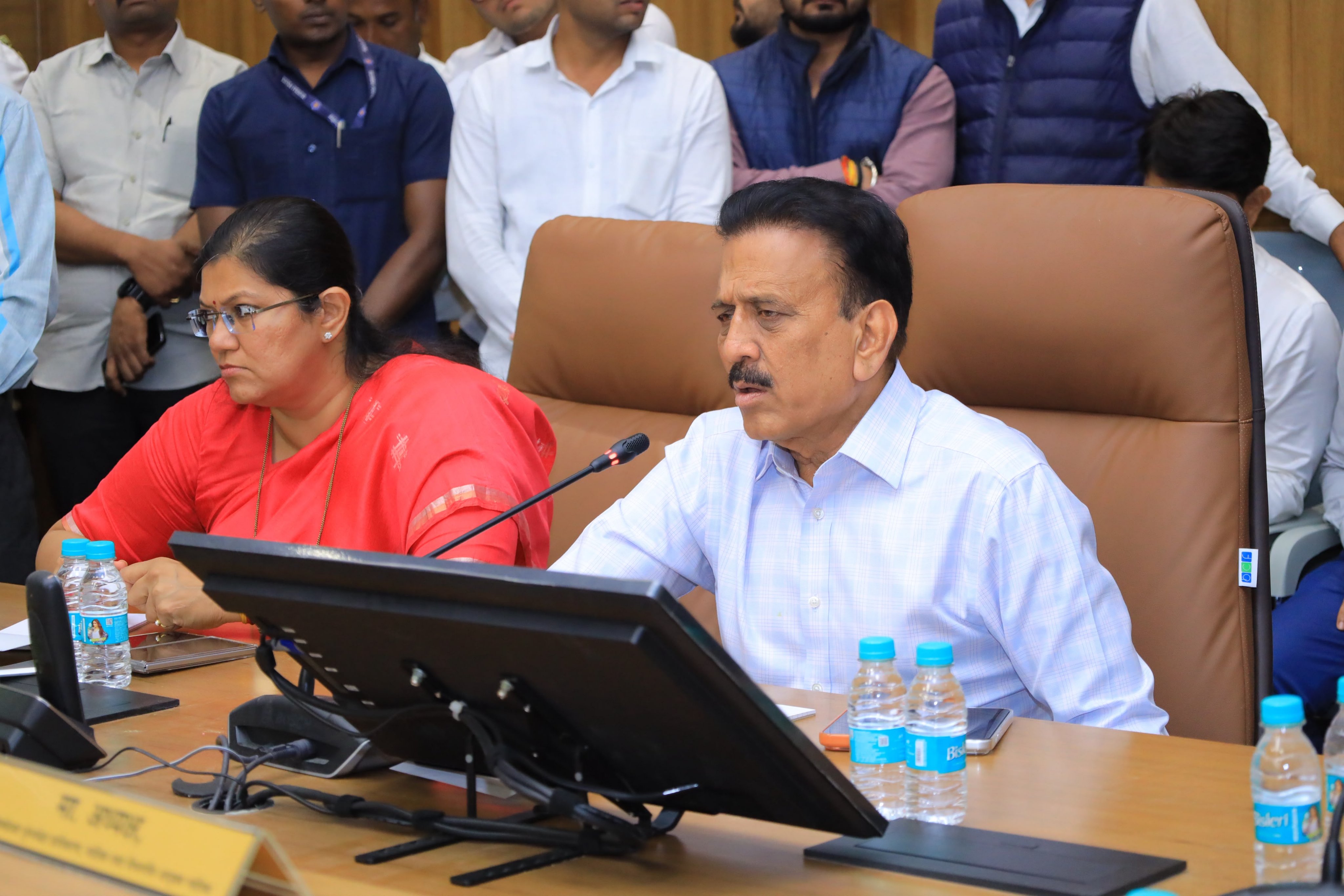 नाशिक खड्ड्यात अन् अधिकारी गायब...  कुंभमेळा बैठकीत मंत्री महाजनांनी थेट फोन लावला...  पुढं काय झालं?