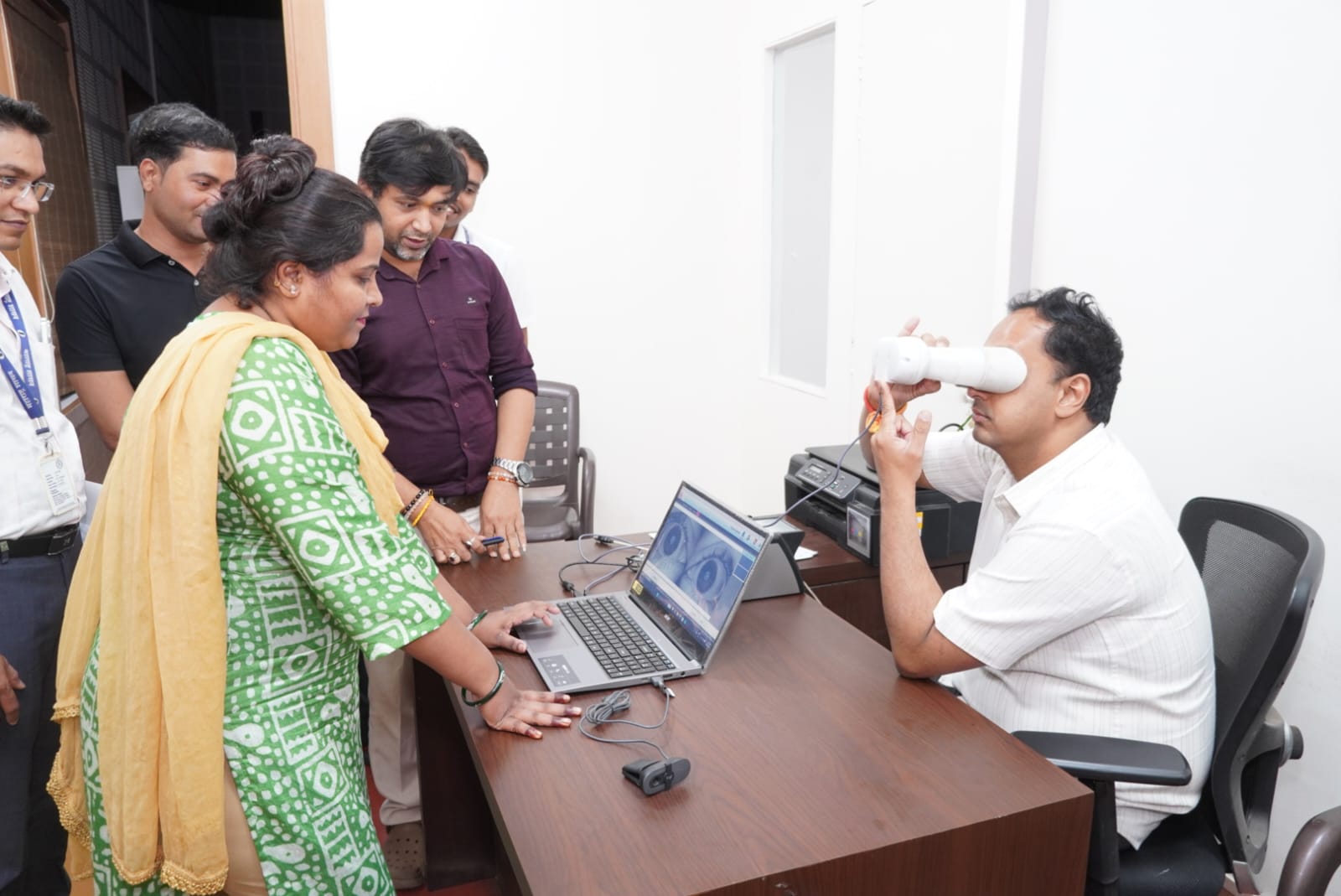 नाशिकचे जिल्हाधिकारी अचानक आधार केंद्रात आले...  बायोमेट्रिक केले आणि...