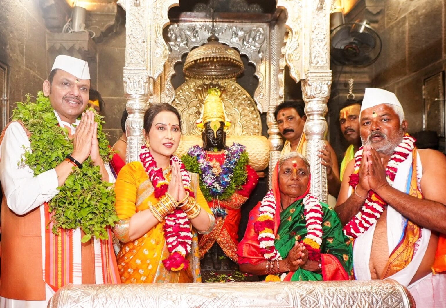 मुख्यमंत्र्यांसोबत या वारकरी दाम्पत्याने केली विठोबाची महापूजा...