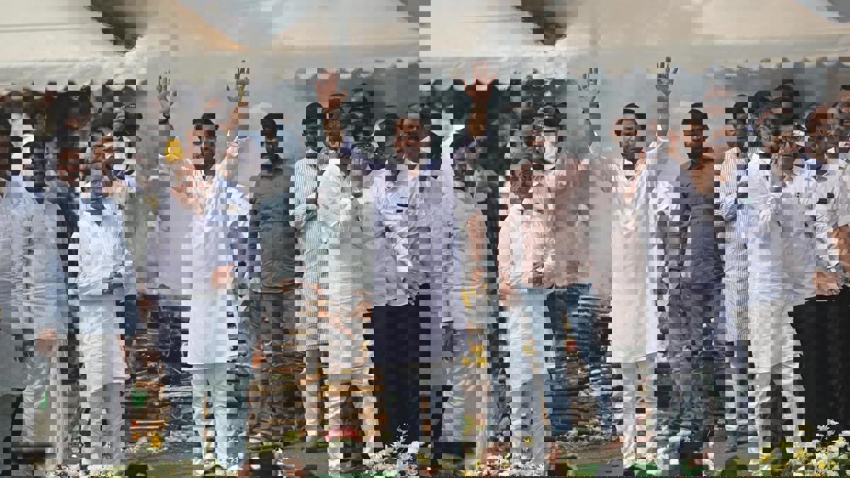 पुणे मुंढवा जमीन गैरव्यवहार... पार्थ पवारांना 'क्लीन चिट'? १८८६ पानांच्या चार्जशीटमध्ये नेमकं काय?