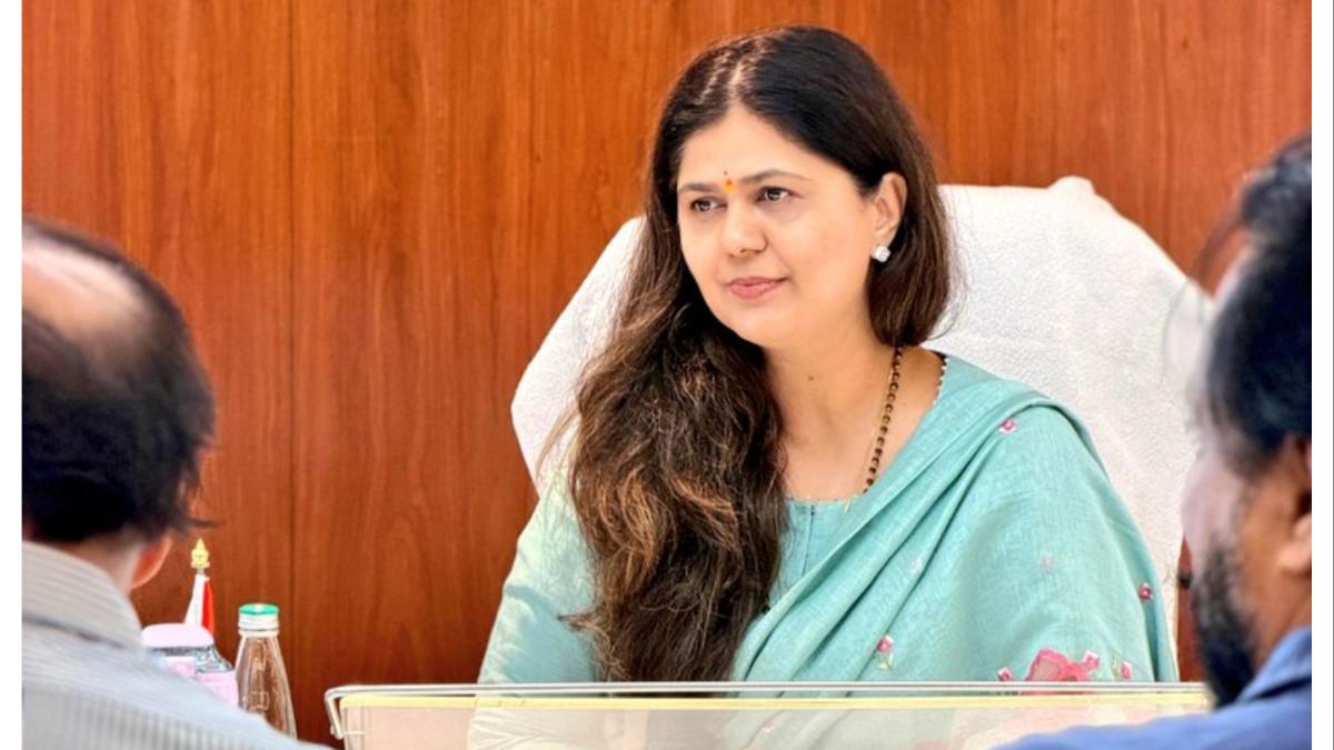 पंकजा मुंडे यांच्या हेलिकॉप्टरमध्ये तांत्रिक बिघाड... टेकऑफपूर्वीच...