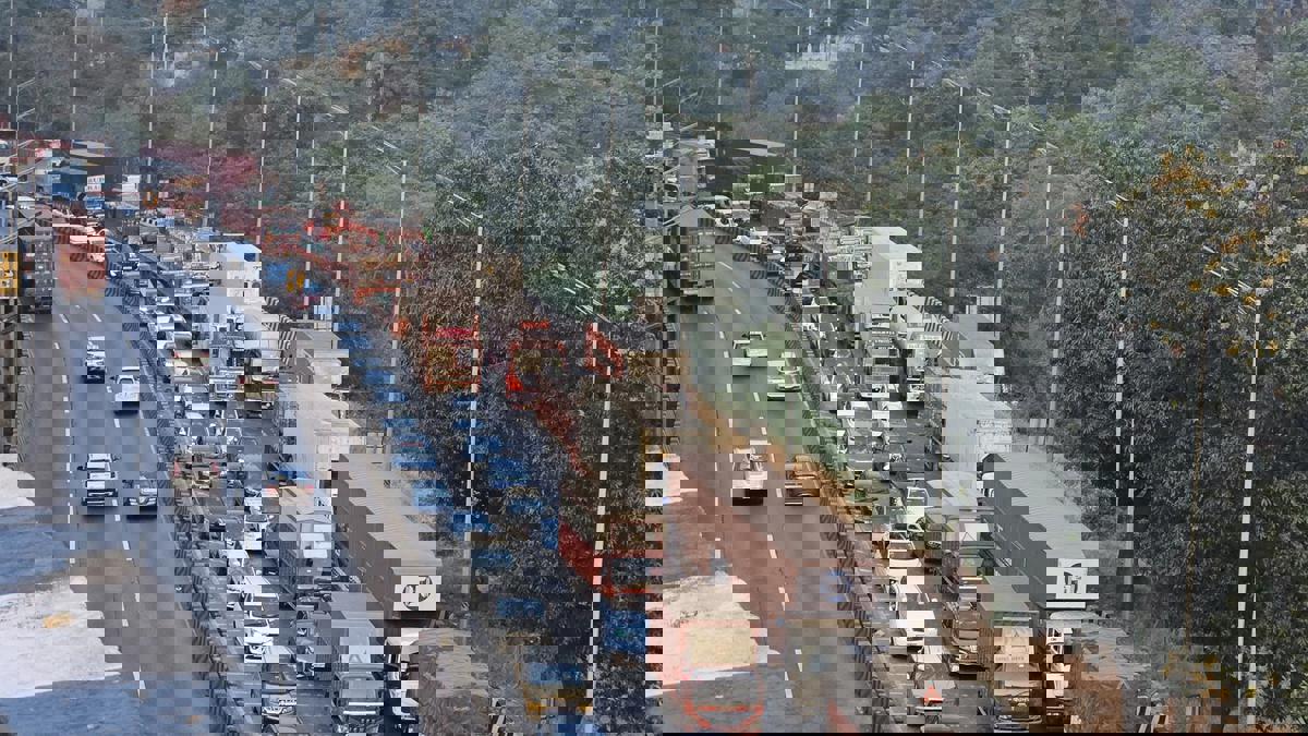 मुंबई-पुणे एक्सप्रेसवेवर अभूतपूर्व वाहतूक कोंडी... तब्बल इतक्या किलोमीटर वाहनांच्या रांगा...