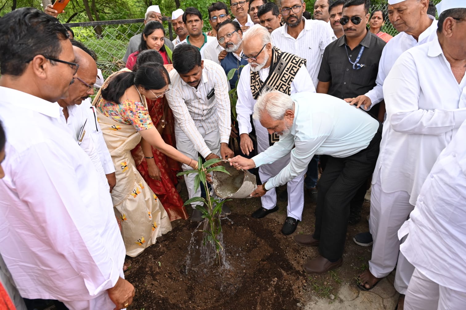 प्रत्येक विद्यार्थ्याने दरवर्षी एक झाड लावावे.... मंत्री छगन भुजबळ यांचे आवाहन