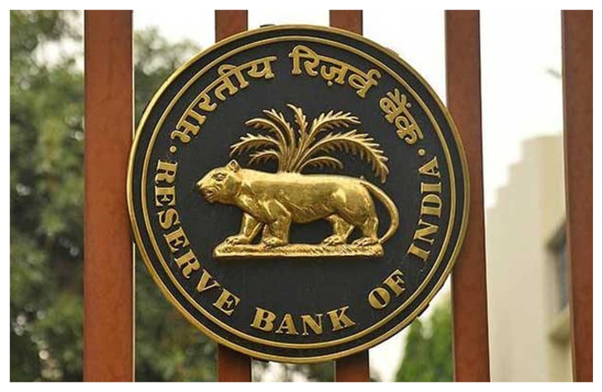 संचालकांच्या नातेवाईकांना कर्जवाटप केले...  रिझर्व्ह बँकेचा नाशिकच्या या बँकेला मोठा दणका...