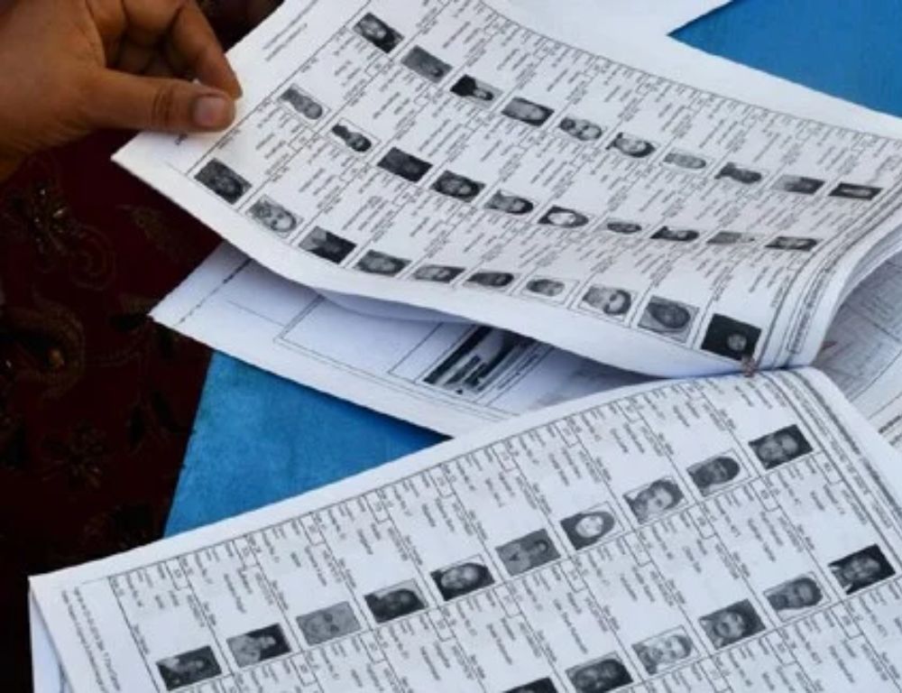 मतदारांचे टेन्शन खल्लास... फॉर्म भरण्यासाठी BLO चा नंबर हवा आहे? हा घ्या...