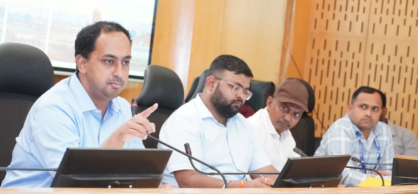 बैठकीला अधिकारी आले नाही...  संतप्त जिल्हाधिकाऱ्यांनी दिले हे आदेश...