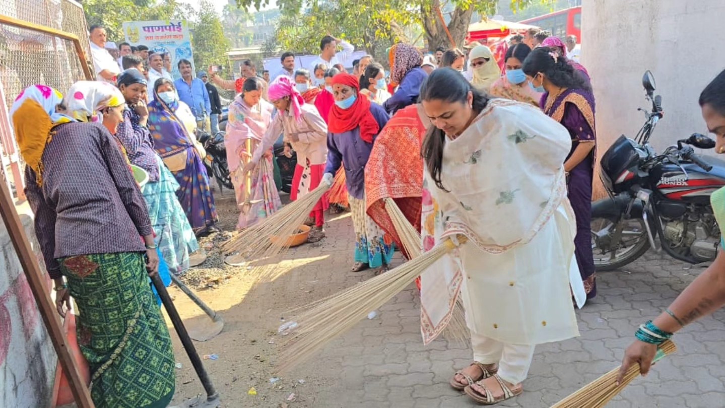 काल नगराध्यक्ष म्हणून निवड... आज झाडू घेऊन थेट रस्त्यावर... या नगराध्यक्षांची राज्यभरात चर्चा...