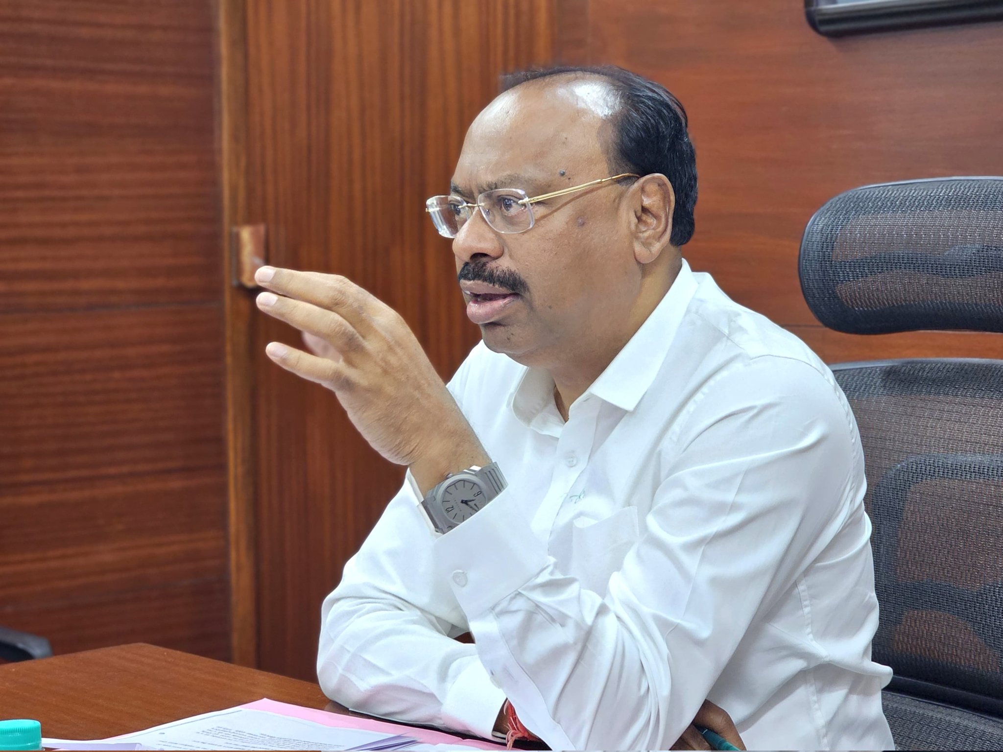 मिळकत पत्रिका आणि सनद फी बाबत महसूल मंत्र्यांची मोठी घोषणा...  राज्यातील लाखो गावकऱ्यांना होणार फायदा...