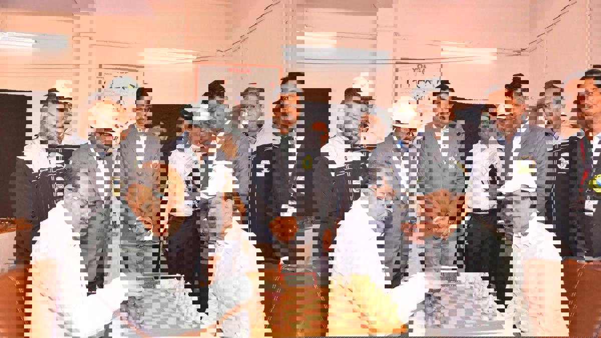 जलसंपदा मंत्री महाजन आणि विखेंची मैदानात फटकेबाजी... बुद्धीबळातही आजमावले कौशल्य...