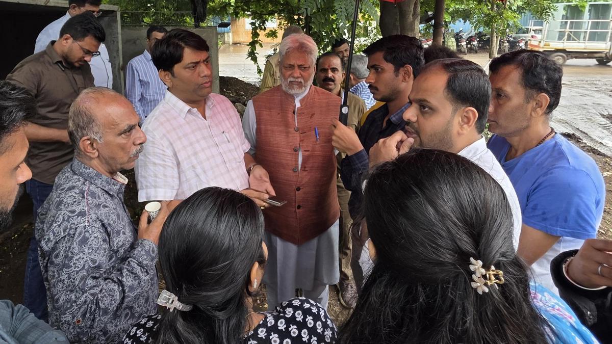 नंदिनी नदीच्या प्रदूषणावरून जलतज्ज्ञ डॉ. राजेंद्र सिंह यांची नाराजी...  गिरीश महाजनांसमोरच नेमकं काय घडलं?