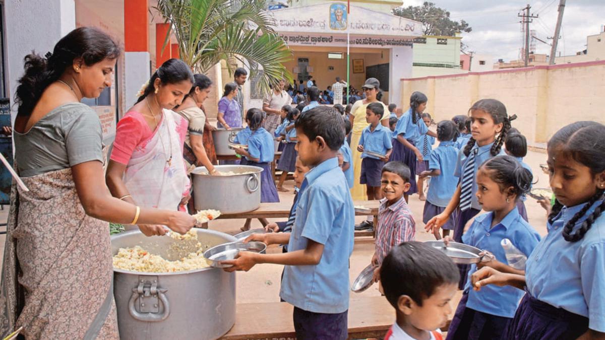 शालेय पोषण आहार शिजवणाऱ्या महिलेचा आत्मदहनचा प्रयत्न...  रुग्णवाहिकाही मिळेना, पोलिसांच्या गाडीतून रुग्णालयात धाव...