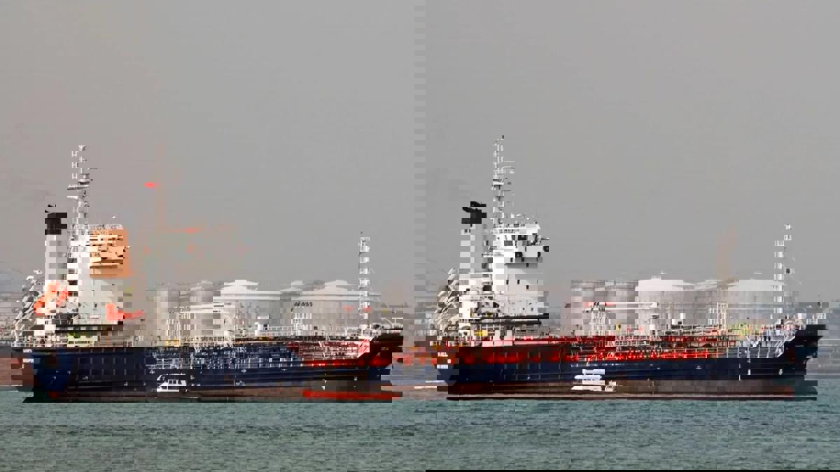 आंतरराष्ट्रीय तेल तस्करी रॅकेटचा  पर्दाफाश... खोल समुद्रात घडल्या या नाट्यमय घडामोडी...