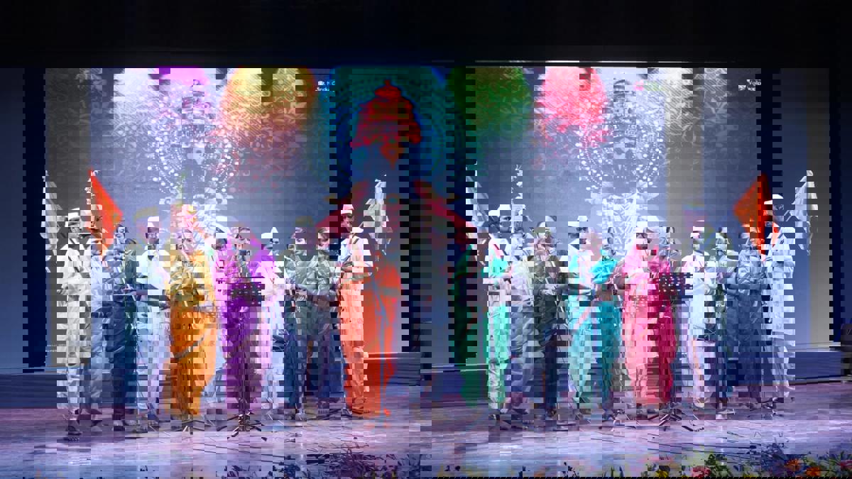 सरकारी अधिकारी-कर्मचाऱ्यांनी घडवले लोकधारेचे दर्शन... उपस्थितही झाले थक्क