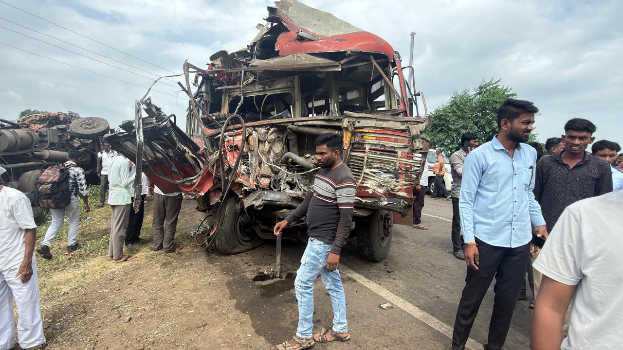 मालेगाव-चाळीसगाव रस्त्यावर एसटी बस आणि ट्रक यांचा भीषण अपघात..   महिला ठार, ११ जखमी...