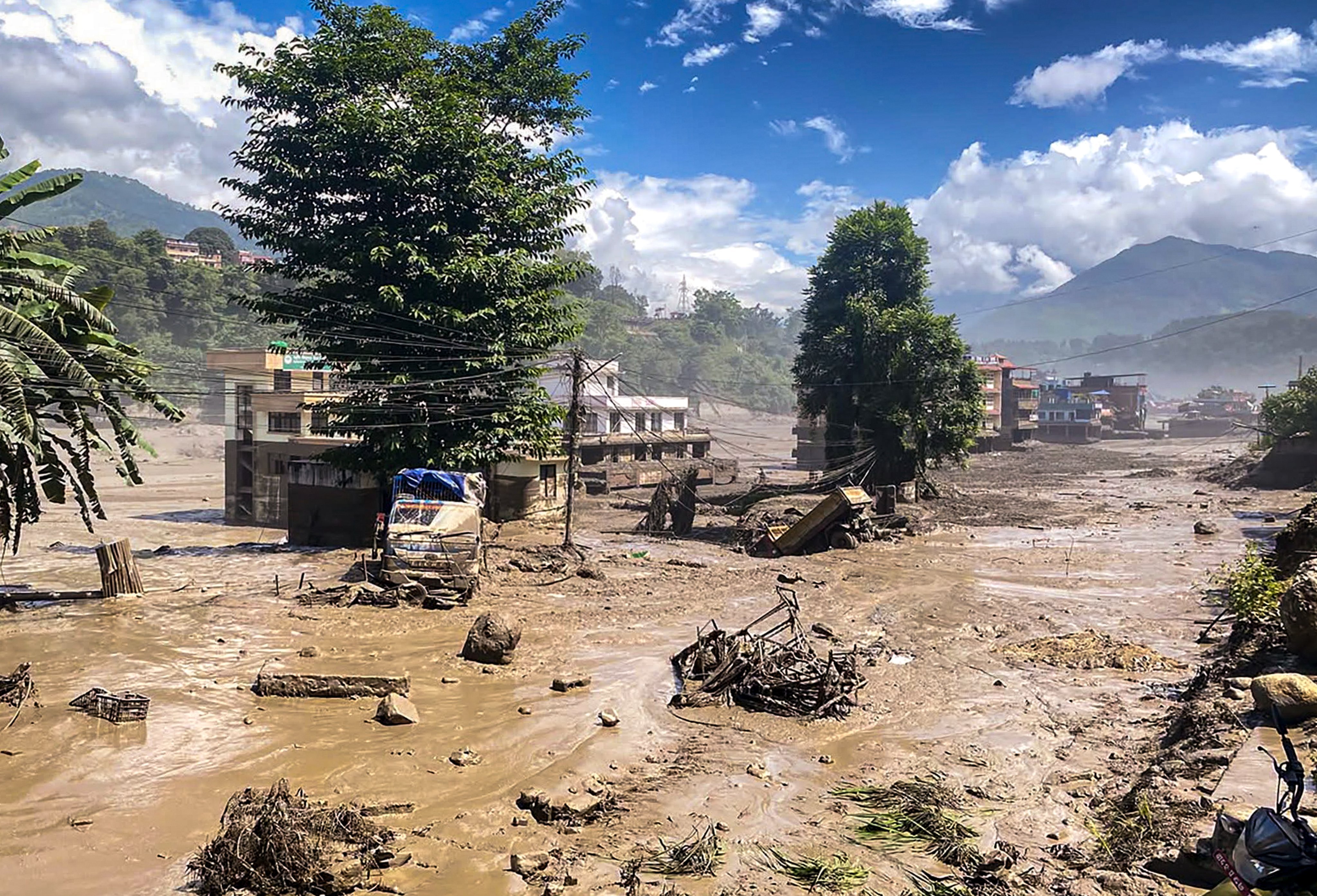 पेठचे ११ विद्यार्थी नेपाळमध्ये...  भारतीय दूतावासाशी संपर्क...
