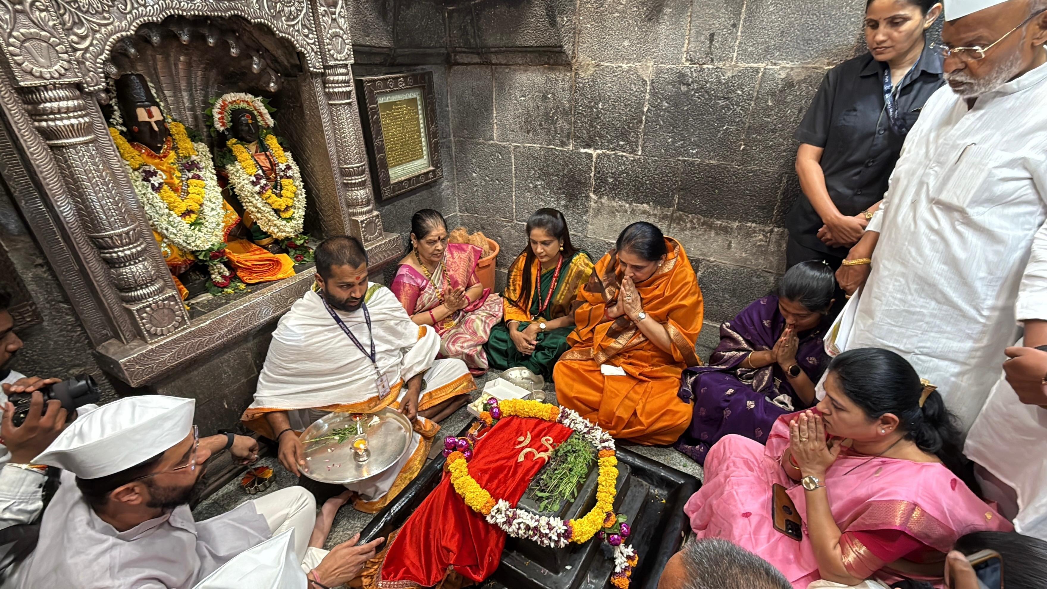 पालकमंत्री सुनेत्रा पवार आळंदीत...   माऊलींच्या दर्शन बारीचा १२ वर्षांचा प्रलंबित प्रश्न...