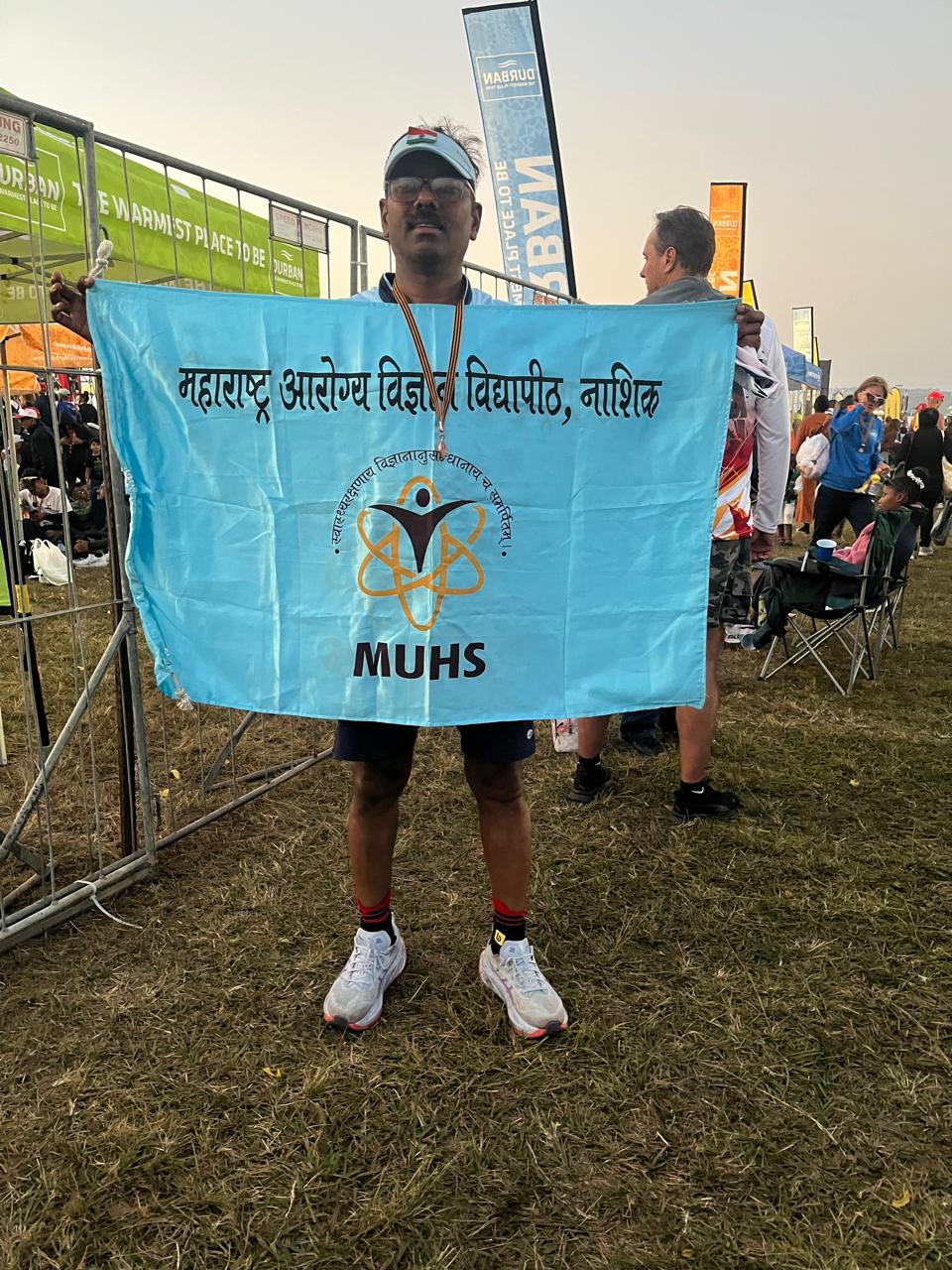 जगातील सर्वात कठीण ८६ किलीमीटरचे अंतर ११ तास २८ मिनिटांत केले पार...  नाशिकच्या डॉ. गोपाळ शिंदे यांचा आफ्रिकेत पराक्रम...
