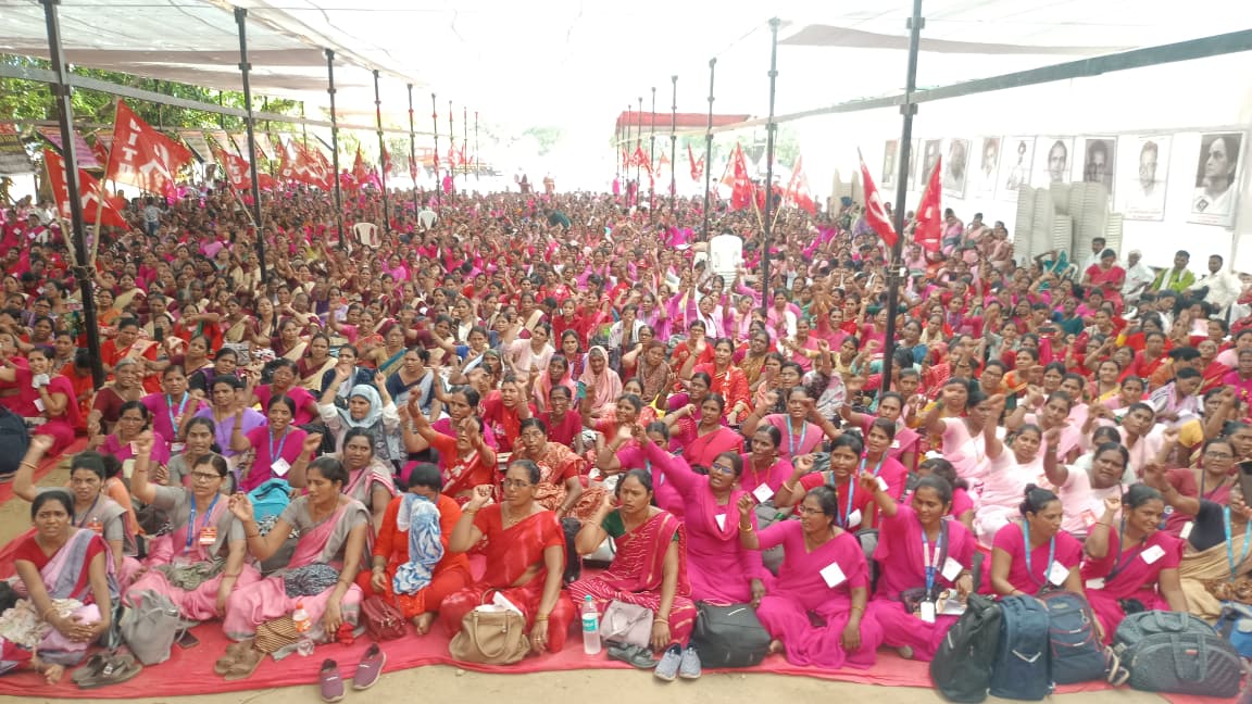 मुंबईत योजना कामगारांचा ऐतिहासिक 'आक्रोश'...  न्याय्य मागण्यांसाठी आझाद मैदानावर हजारो महिलांचे ठिय्या आंदोलन...