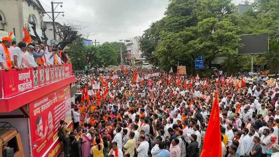 ‘साधे खड्डे बुजवता येईना, अन् कुंभमेळ्याच्या गप्पा कसल्या?’...  जनआक्रोश मोर्चाद्वारे ठाकरे गटाने केल्या या दोन मागण्या...