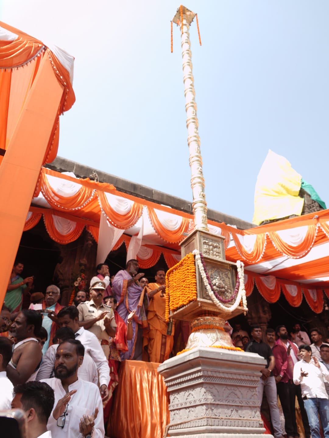 मंत्रोच्चाराच्या घोषात त्र्यंबकेश्वर येथे विधिवत ध्वजस्तंभ पूजन...  ३१ फुटी ध्वजस्तंभाची अशी आहेत वैशिष्ट्ये...