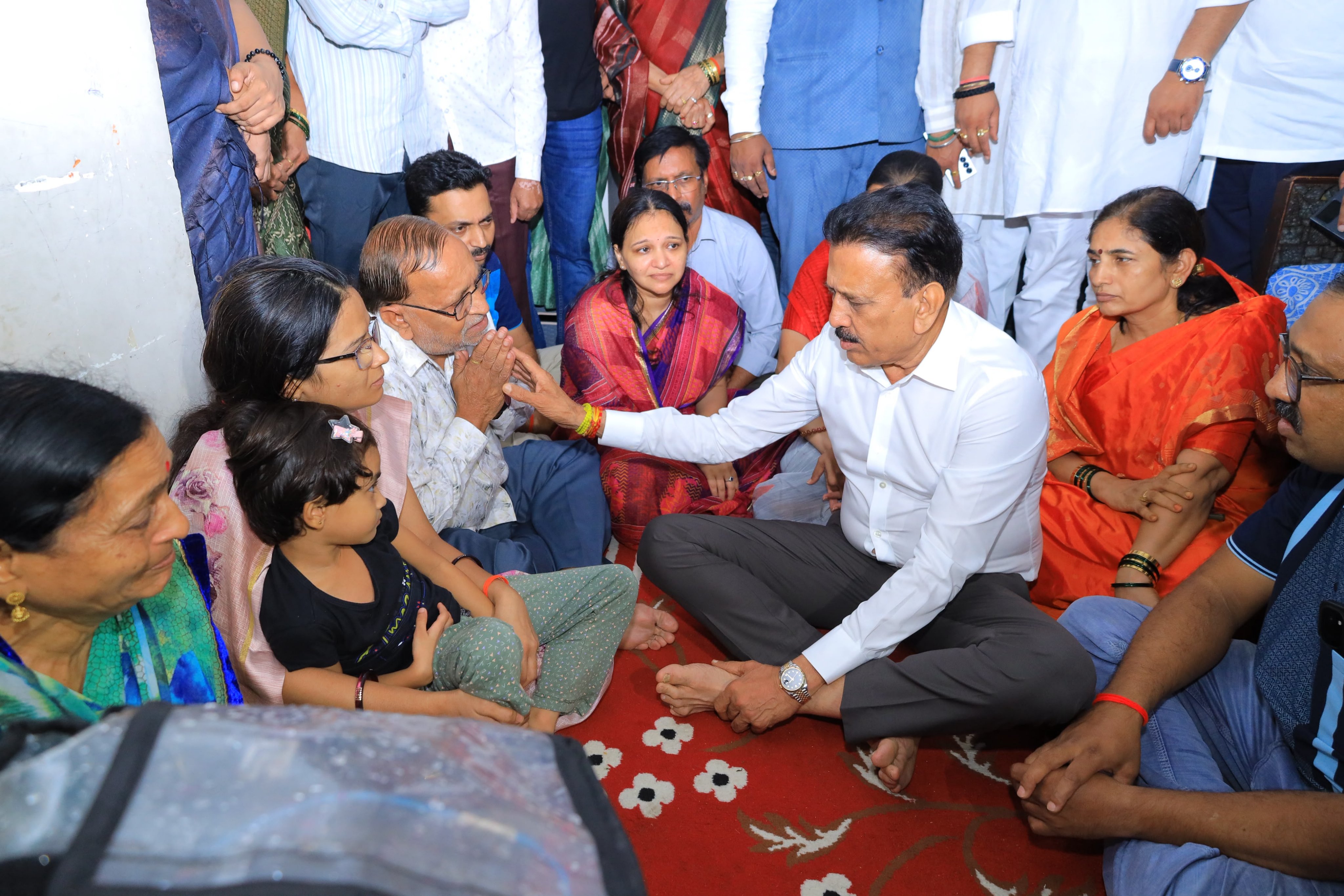 खड्ड्यांवरून गिरीश महाजनांनी मागितली नाशिककरांची माफी...  अधिकाऱ्यांना दिला हा अल्टिमेटम...