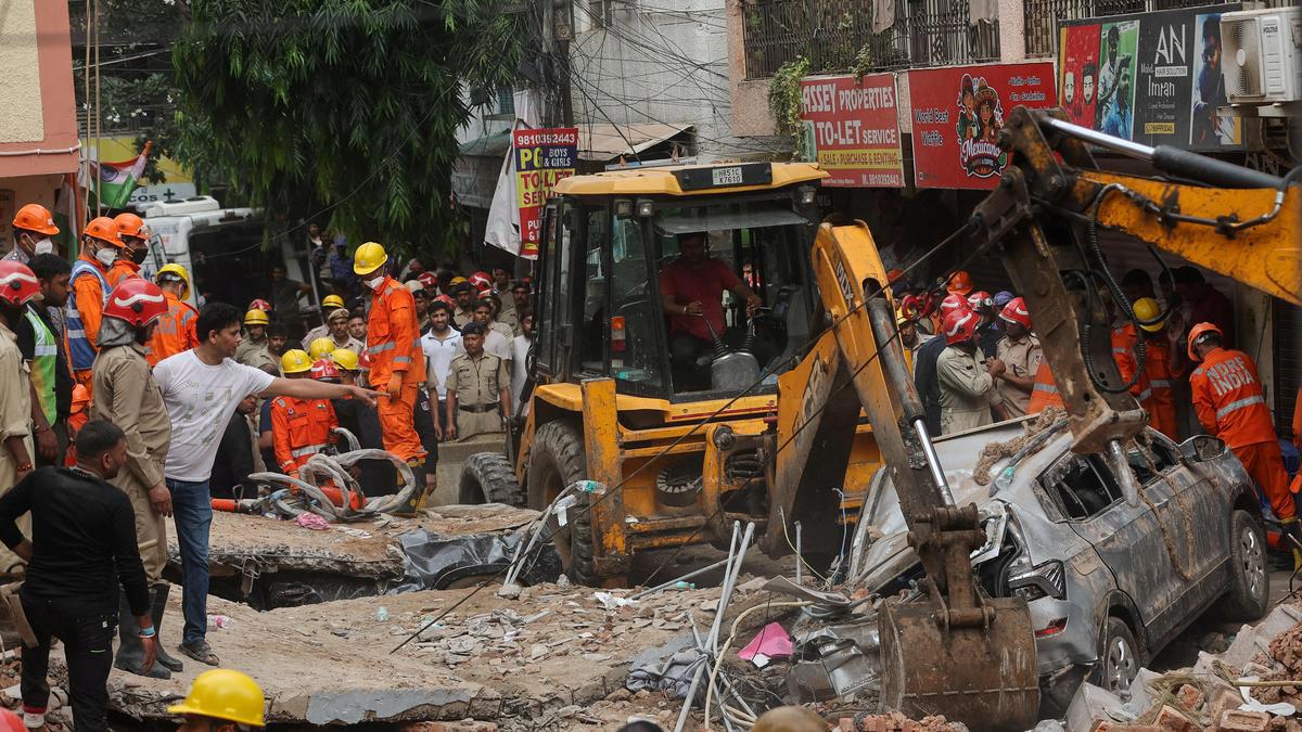 राजधानी दिल्लीत भीषण दुर्घटना... दोन इमारती पत्त्यासारख्या कोसळल्या... अनेक विद्यार्थी ढिगाऱ्याखाली अडकले...