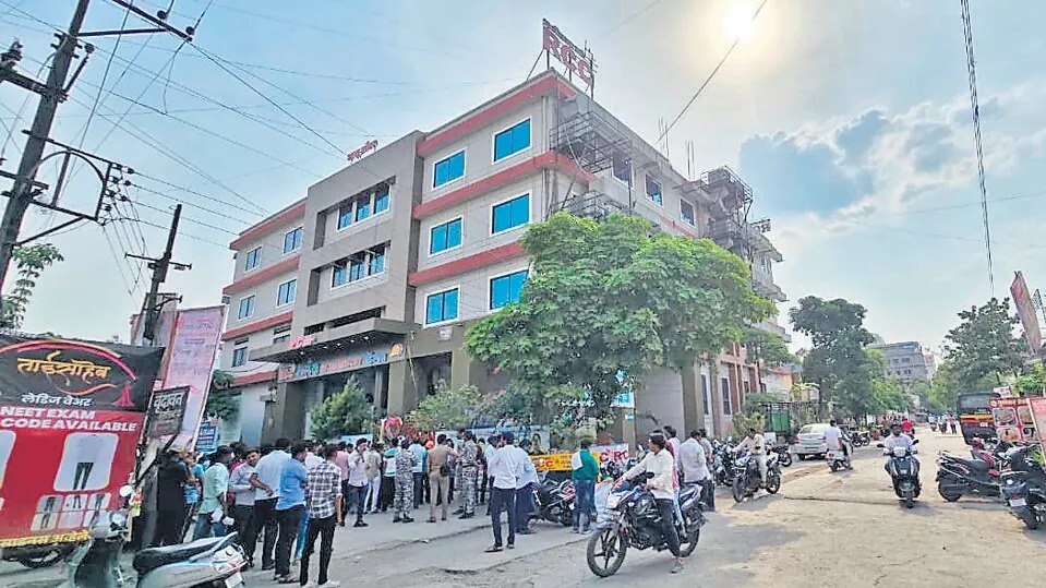 लातूरमध्ये क्लासेसवर कारवाई, पण विद्यार्थ्यांच्या नुकसानीला जबाबदार कोण?  पालकांमध्ये घबराट...