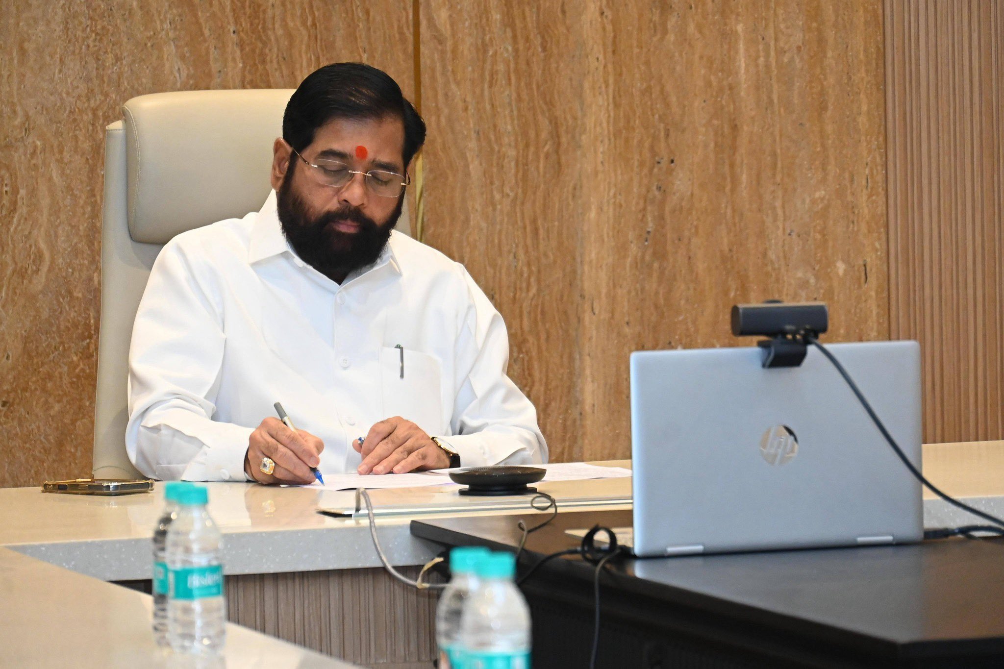 अपात्र असलेल्यांना फ्लॅट दिले...  या दोन अधिकाऱ्यांचे निलंबन...  उपमुख्यमंत्री शिंदेंचे आदेश...