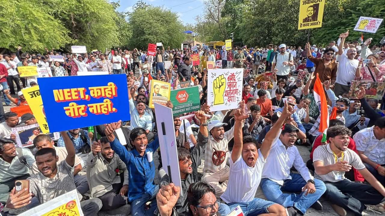 पुण्यात 'कॉक्रोच जनता पार्टी' रस्त्यावर...  तरुणांची तुफान गर्दी...  आंदोलकांनी केल्या या प्रमुख ५ मागण्या...