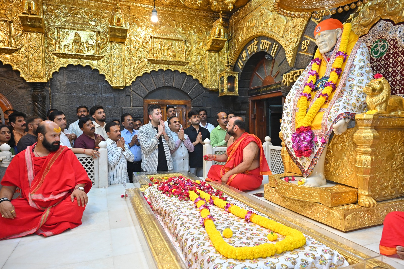 भाजपवासी ​खासदार राघव चड्ढा शिर्डीत...  ‘आप’ला सोडचिठ्ठी दिल्यानंतर प्रथमच साईचरणी...  दर्शनानंतर म्हणाले...