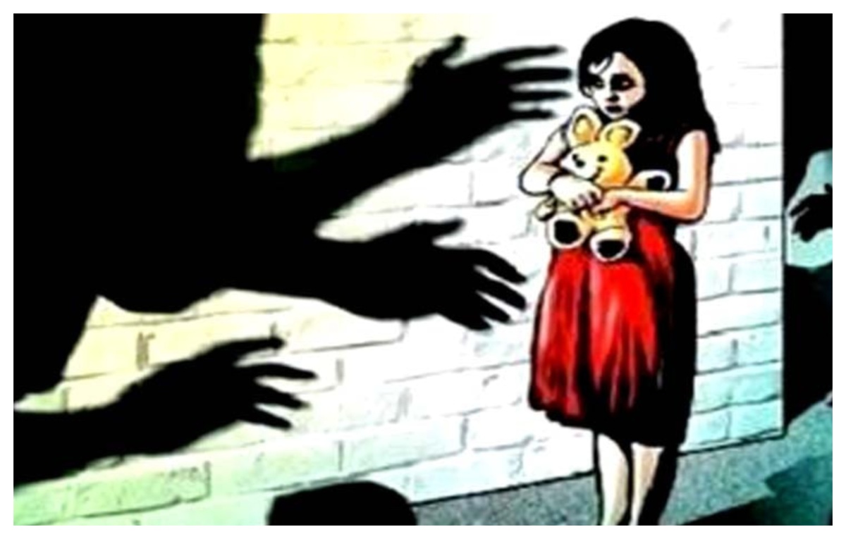 स्कूल बसचालकाचे अश्लील हावभाव...  अल्पवयीन मुलीचा पाठलाग करून घरात घुसखोरी...