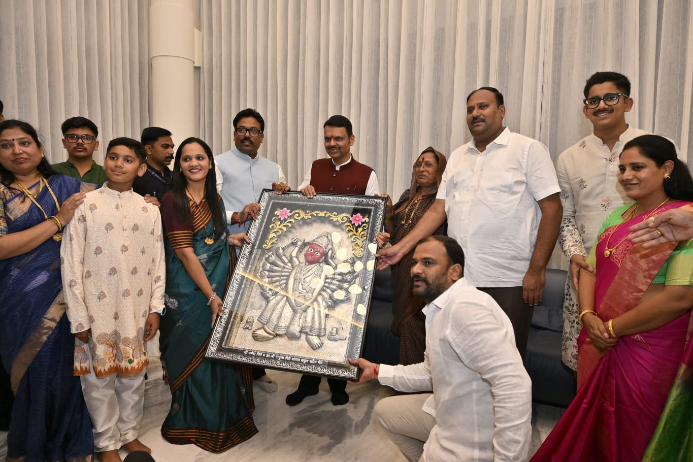 शिंदेंच्या उमेदवाराचा पराभव करणाऱ्या आमदार गीतेंच्या घरी फडणवीसांची अचानक भेट...  नेमकं चाललंय काय?