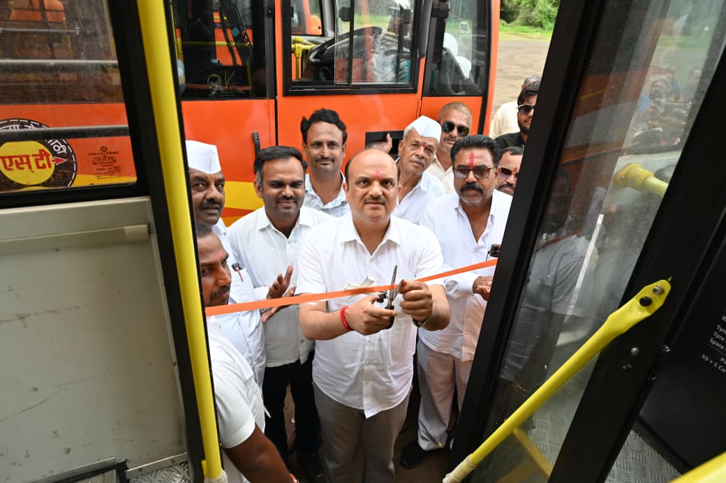मंत्री छगन भुजबळ यांच्या प्रयत्नांतून लासलगाव बस डेपोला मिळाल्या एवढ्या ‘राजमाता जिजाऊ’ बसेस...  आमदार पंकज भुजबळ यांच्या हस्ते लोकार्पण...