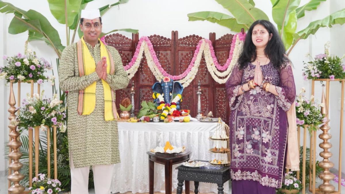 जिल्हाधिकाऱ्यांच्या बंगल्यावर विराजमान झाले हे गणराय... अशी आहेत सजावटीची वैशिष्ट्ये...