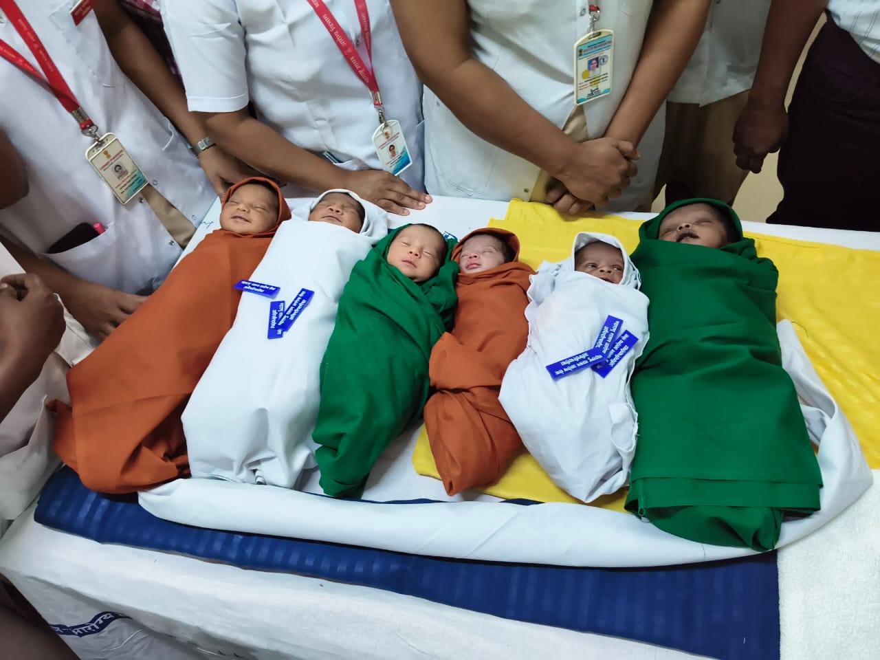 निष्पाप जिवांमधून फुलला 'जिवंत तिरंगा'...   नाशिक जिल्हा रुग्णालयातील परिचारिकांची अनोखी देशभक्ती...