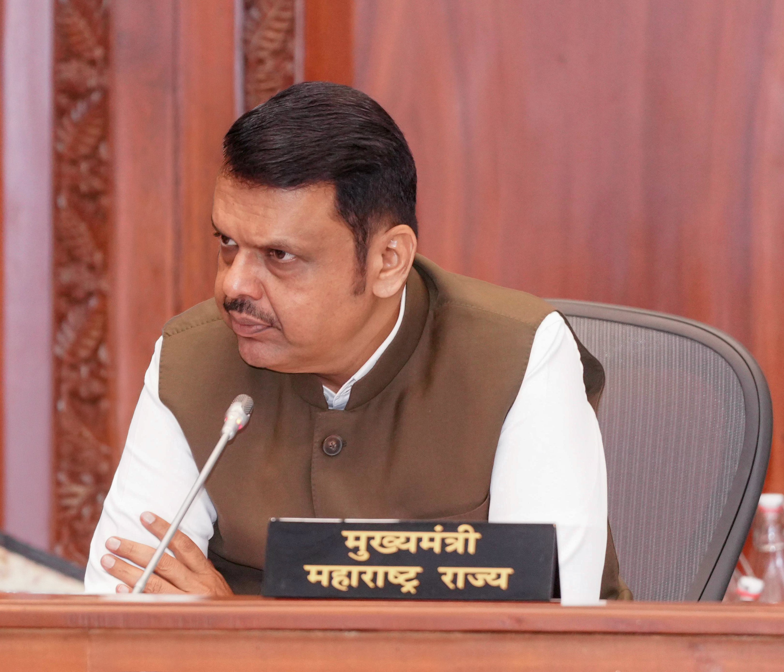 दावोस करारांच्या अंमलबजावणीसाठी... १० अधिकाऱ्यांकडे या १०० मोठ्या प्रकल्पांची जबाबदारी... महाराष्ट्र बनणार...