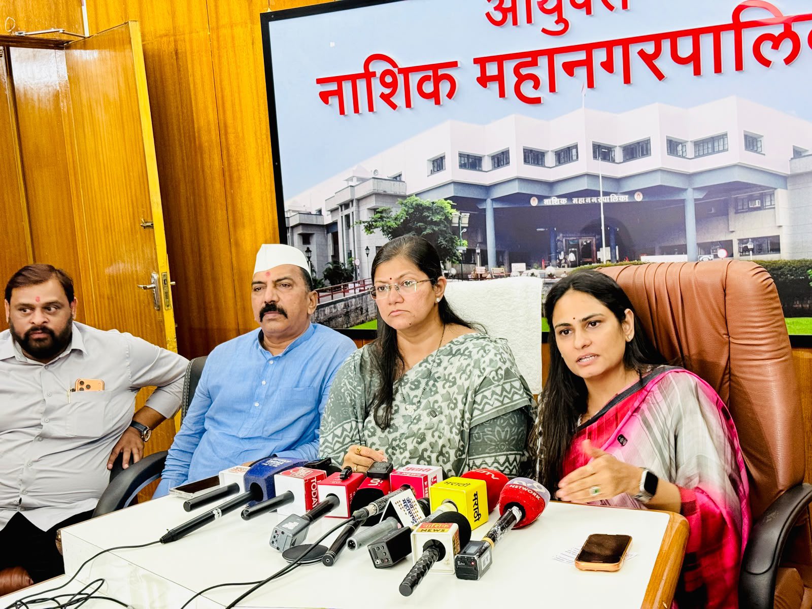 नाशिकमध्ये ढगफुटीचा इशारा...  खाजगी क्लासेस, कार्यालये बंद राहणार की सुरू?  मनपा आयुक्तांनी दिले हे आदेश...