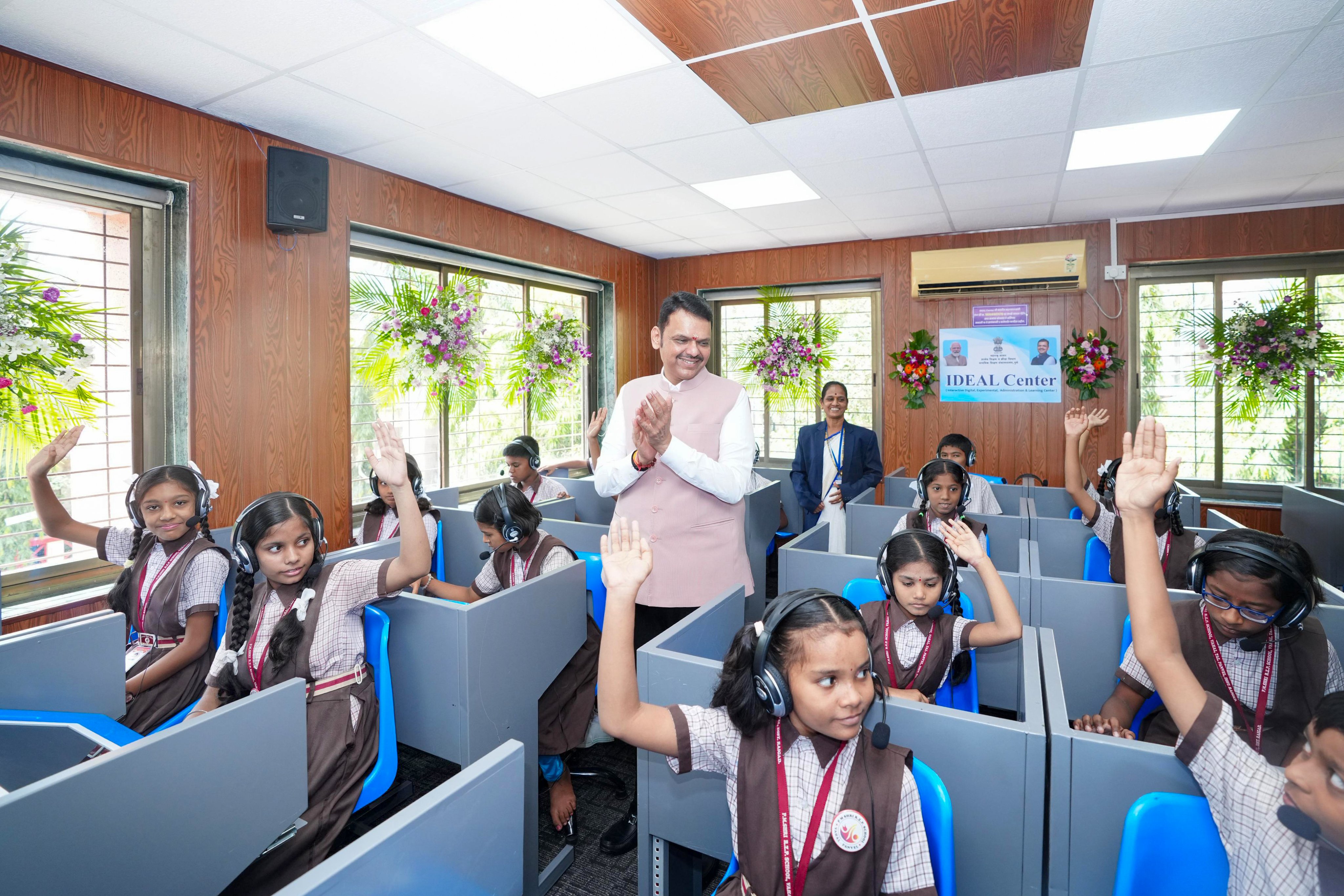 मुख्यमंत्री फडणवीस यांच्या हस्ते ‘आयडियल सेंटर डिजिटल लॅब’चे उद्घाटन...  झेडपी शाळेतील ही लॅब आहे तरी काय?