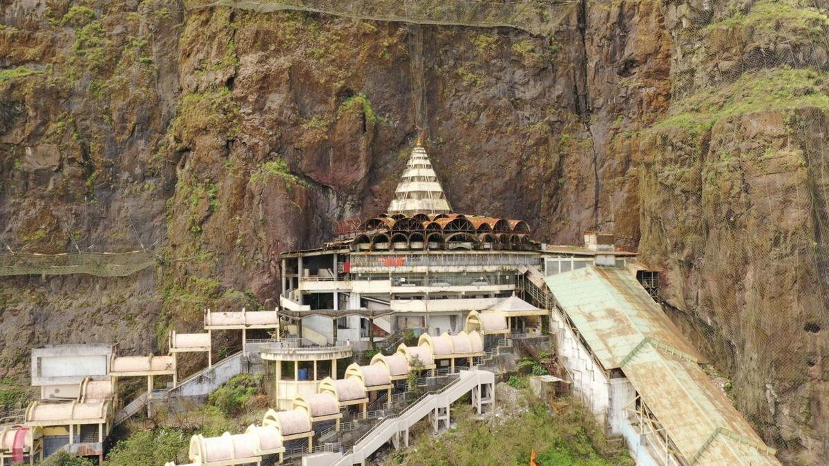 नांदुरी ते सप्तशृंगी गड घाट रस्ता वाहतुकीसाठी पूर्णपणे बंद... भाविकांचे हाल टाळण्यासाठी महत्त्वाचा निर्णय...