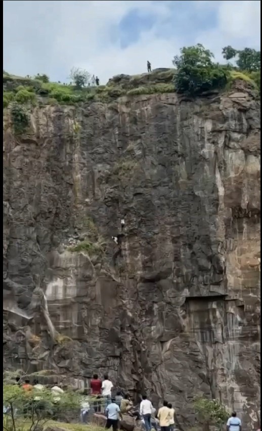'बाळा असं करू नको!' आत्महत्या करणाऱ्या मुलाला वाचवताना वडिलांचा तोल गेला... हंबरडा फोडत आईनेही डोंगरावरून उडी घेतली...