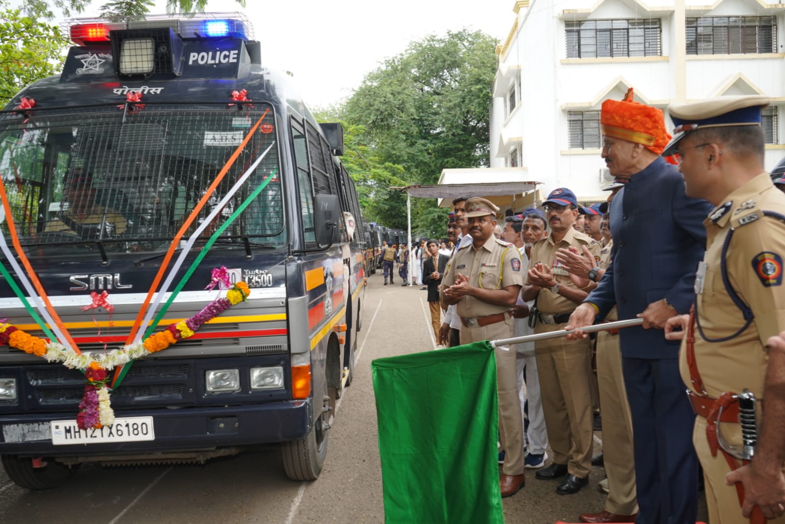 सीसीटीव्ही, वायरलेस अन् अलर्ट सिस्टीम...   नाशिक पोलिसांच्या ताफ्यात आल्या या आधुनिक 'स्मार्ट व्हॅन'...